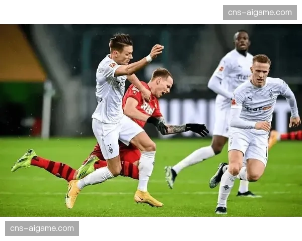 科隆逆转取胜后，主教练与球员相拥庆祝保级关键胜利